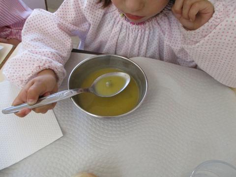 As crianças comem a sopa confecionada com os vegetais da horta.